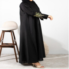 ‎ عباية نسائية بتصميم أنيق بلون أسود